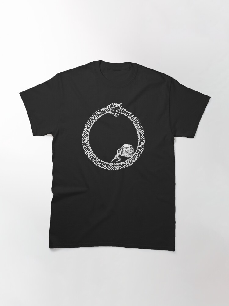 Thumbnail 3 von 7, Classic T-Shirt, Sisyphus in einer Ouroboros-Schlange - Unisex-Philosophie-T-Shirt für Existenzialisten designt und verkauft von The-Nerd-Shirt.