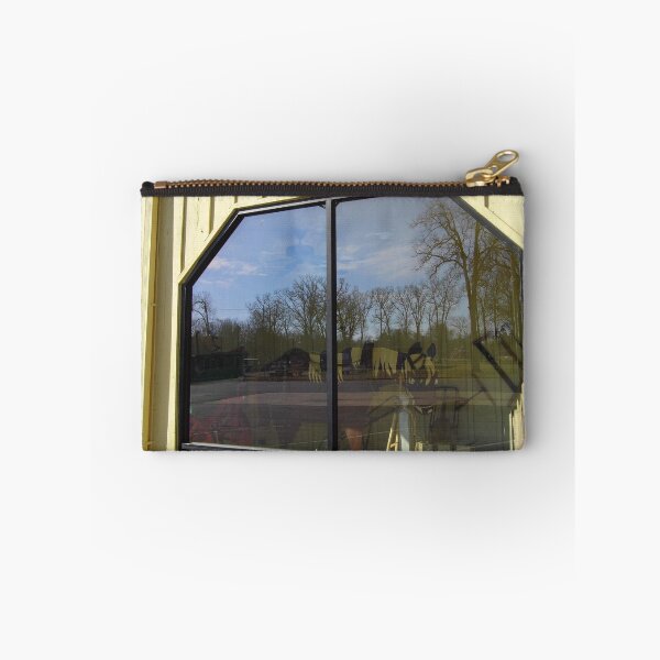 Aperçu de l'œuvre Window Reflections créée et vendue par WildestArt.