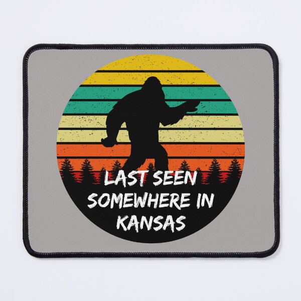 Artikel-Vorschau von Big Foot wurde zuletzt irgendwo in Kansas gesehen, designt und verkauft von Losthorsedesign.