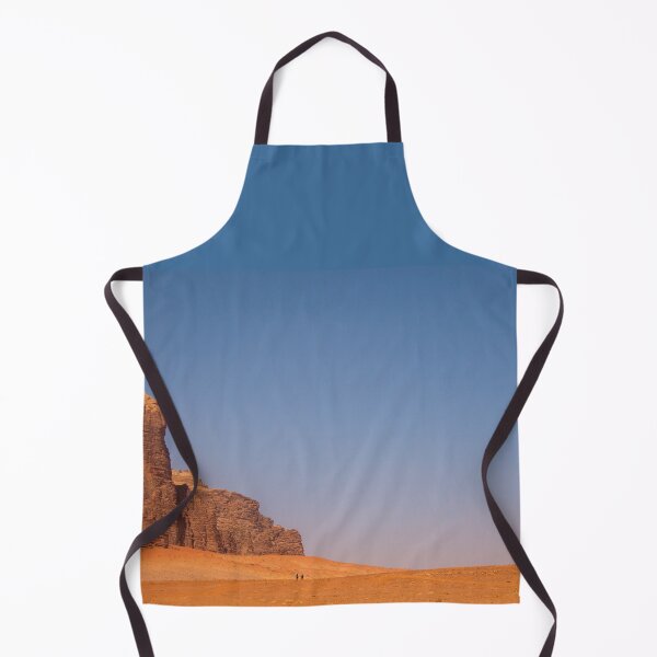Artikelvorschau, Zwei einsame Wanderer in der herrlichen Wüste Wadi Rum, Jordanien entworfen und verkauft von Alena Vishina.