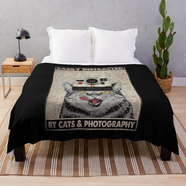 Aperçu de l'œuvre Photographe et chats Facilement distrait par les chats et la photographie créée et vendue par KinstleHawa.