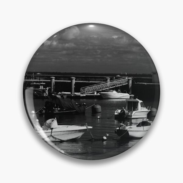 Artikelvorschau, Blick auf Phare de la Flotte in Schwarz-Weiß entworfen und verkauft von FotoMahieu.