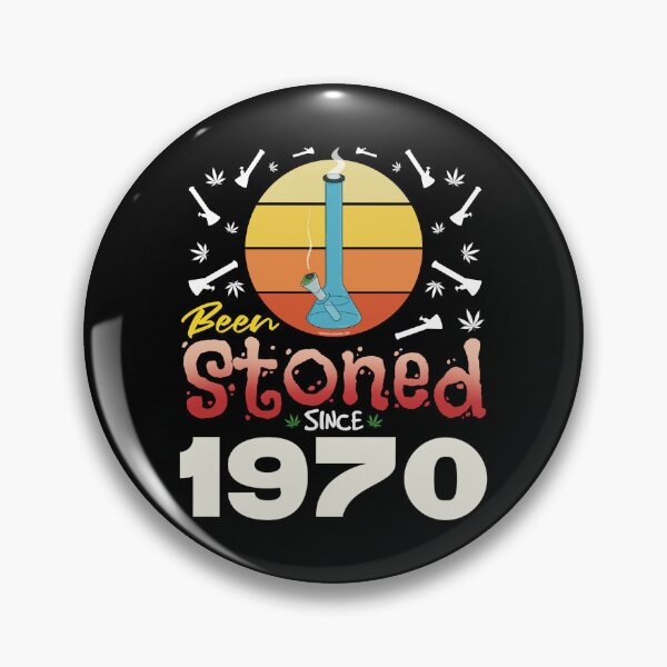 Artikelvorschau, Seit 1970 bekifft (Orangefarbener Retro-Vintage-Sonnenuntergang mit Bong) entworfen und verkauft von YomeHayin.