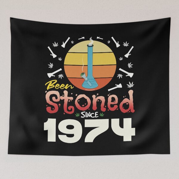 Artikelvorschau, Been stoned seit 1974 (Orange Retro Vintage Sonnenuntergang mit Bong) entworfen und verkauft von YomeHayin.