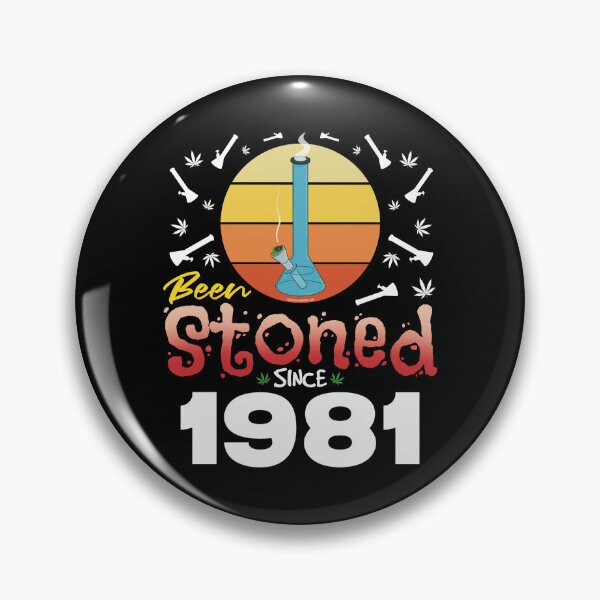 Artikelvorschau, Seit 1981 bekifft (Orangefarbener Retro-Vintage-Sonnenuntergang mit Bong) entworfen und verkauft von YomeHayin.