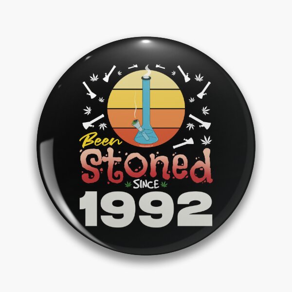 Artikelvorschau, Seit 1992 bekifft (Orangefarbener Retro-Vintage-Sonnenuntergang mit Bong) entworfen und verkauft von YomeHayin.