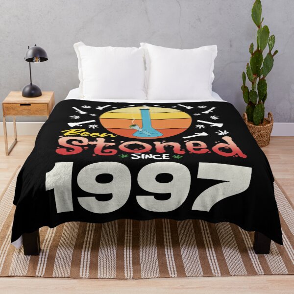 Artikelvorschau, Seit 1997 bekifft (Orange Retro-Vintage-Sonnenuntergang mit Bong) entworfen und verkauft von YomeHayin.