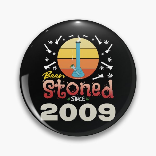 Artikelvorschau, Bekifft seit 2009 (Orange Retro Vintage Sonnenuntergang mit Bong) entworfen und verkauft von YomeHayin.