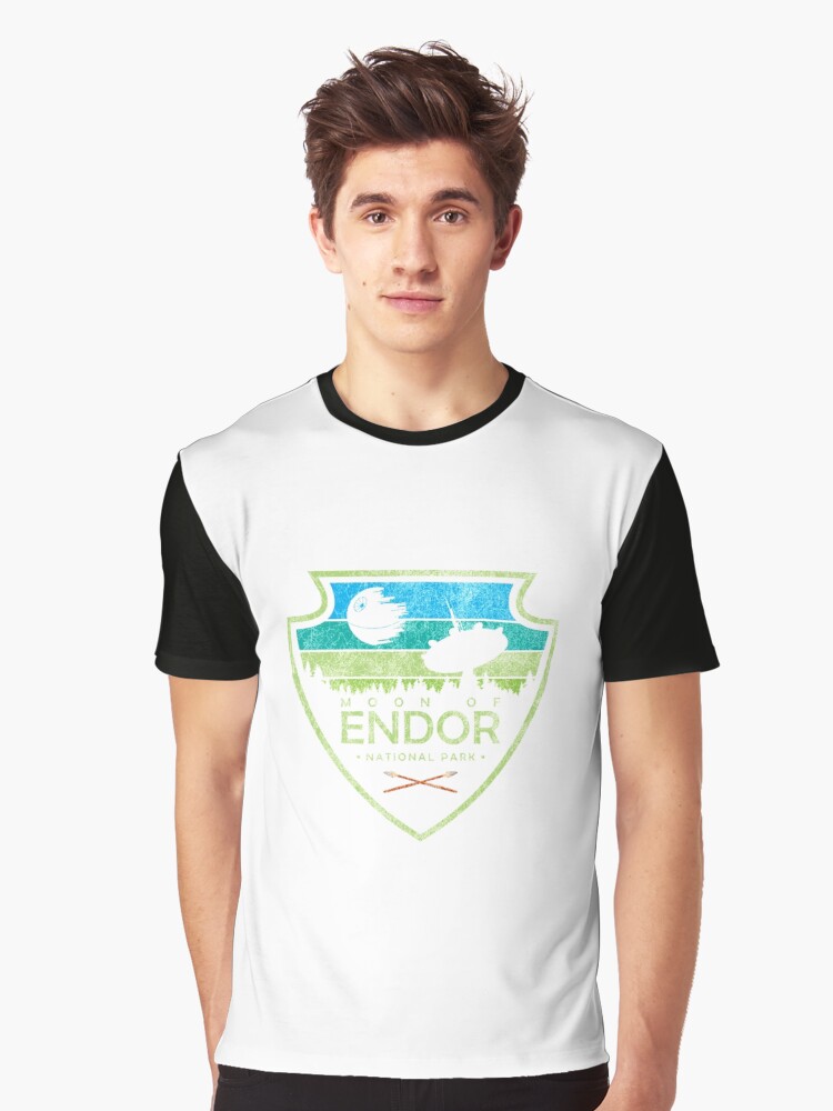 Imagen 1 de 5, Camiseta gráfica con la obra Parque Nacional Luna de Endor Cultura pop Serie Geekdom DopeyArt Camiseta clásica, diseñada y vendida por MattiasHaneder.