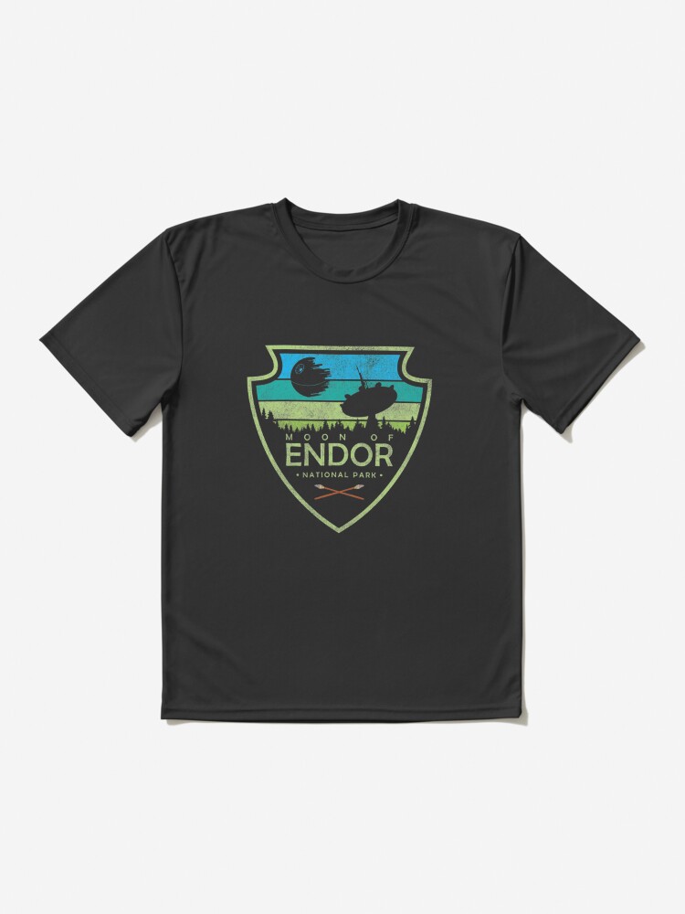 Imagen 2 de 7, Camiseta deportiva con la obra Parque Nacional Luna de Endor Cultura pop Serie Geekdom DopeyArt Camiseta clásica, diseñada y vendida por MattiasHaneder.
