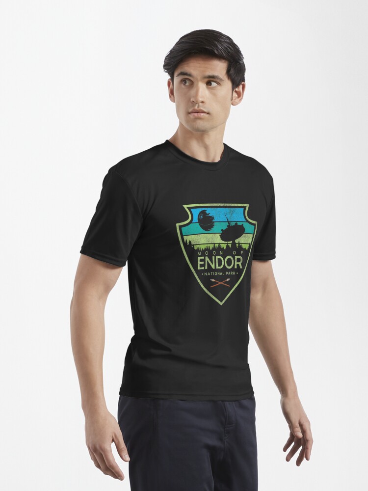 Imagen 3 de 7, Camiseta deportiva con la obra Parque Nacional Luna de Endor Cultura pop Serie Geekdom DopeyArt Camiseta clásica, diseñada y vendida por MattiasHaneder.