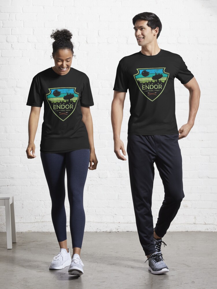 Imagen 1 de 7, Camiseta deportiva con la obra Parque Nacional Luna de Endor Cultura pop Serie Geekdom DopeyArt Camiseta clásica, diseñada y vendida por MattiasHaneder.