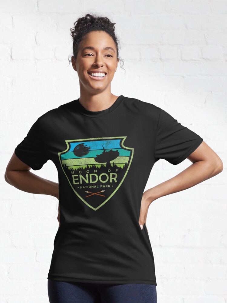 Imagen 6 de 7, Camiseta deportiva con la obra Parque Nacional Luna de Endor Cultura pop Serie Geekdom DopeyArt Camiseta clásica, diseñada y vendida por MattiasHaneder.