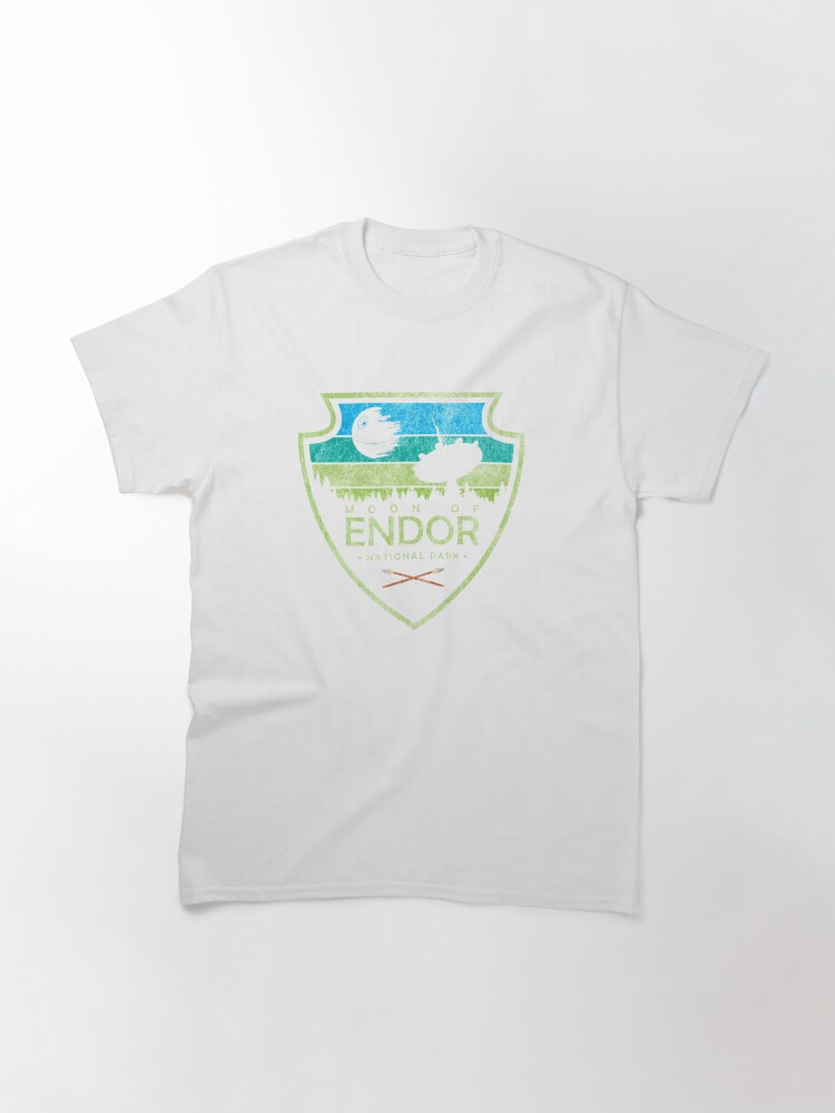 Imagen 3 de 7, Camiseta clásica con la obra Parque Nacional Luna de Endor Cultura pop Serie Geekdom DopeyArt Camiseta clásica, diseñada y vendida por MattiasHaneder.