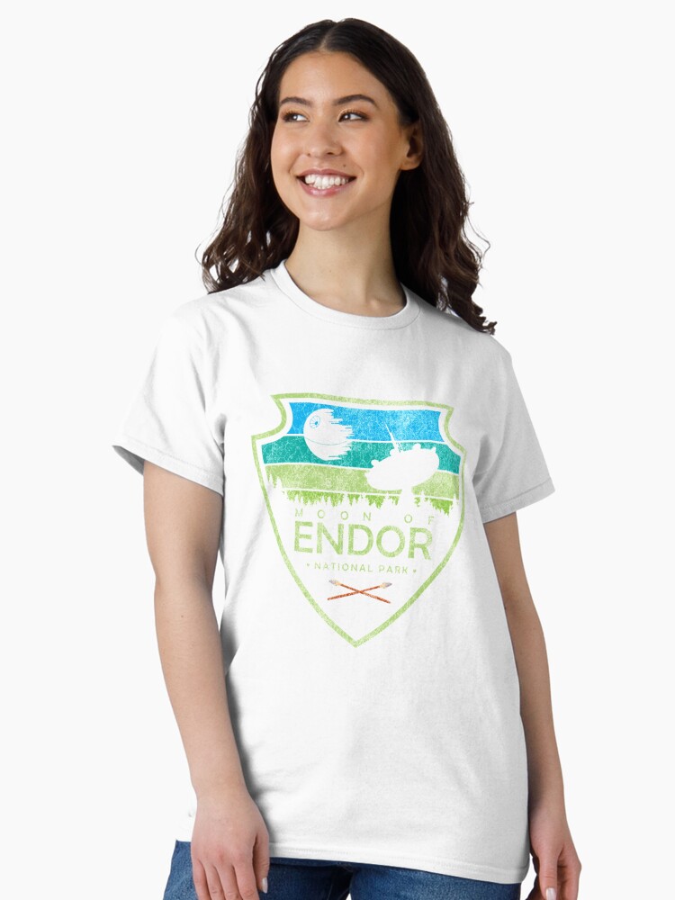 Imagen 2 de 7, Camiseta clásica con la obra Parque Nacional Luna de Endor Cultura pop Serie Geekdom DopeyArt Camiseta clásica, diseñada y vendida por MattiasHaneder.
