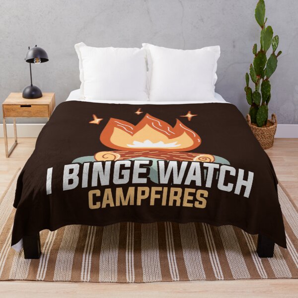 Artikelvorschau, Ich bin Binge Watch-Lagerfeuer | Camping | Wandern Retro entworfen und verkauft von KrisSidDesigns.