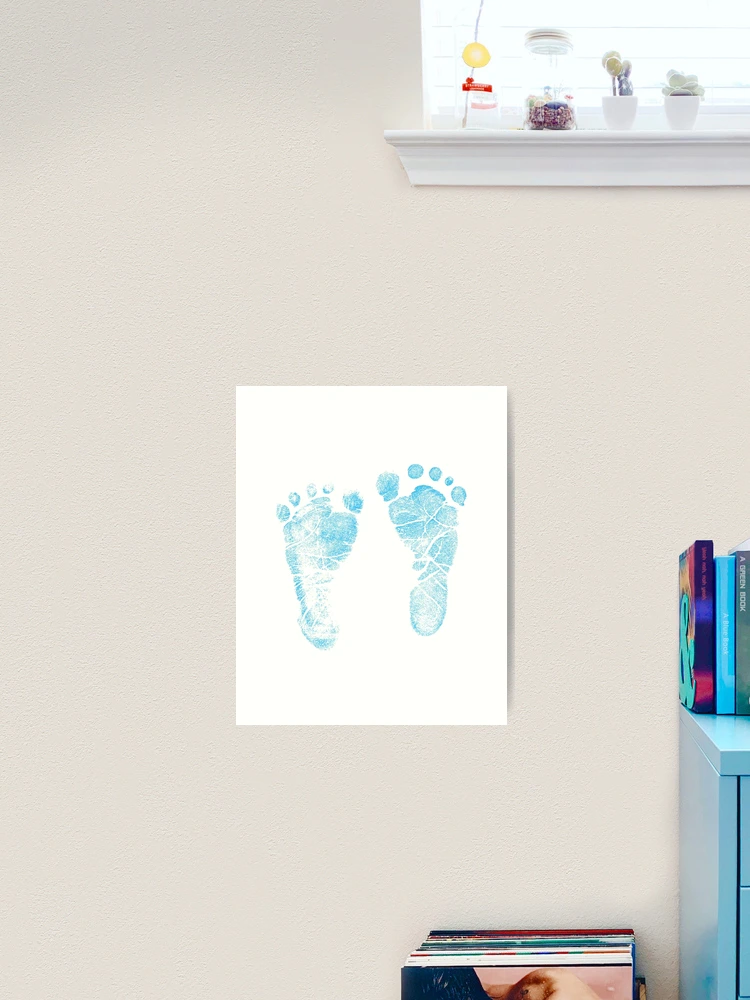 Lámina fotográfica for Sale con la obra «Huellas de bebé azul. Pies  adorables del bebé perfectos para el nuevo bebé» de digitaleclectic