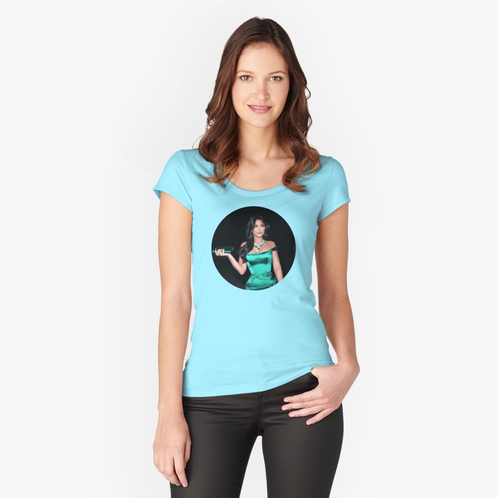 Aperçu de l'œuvre T-shirt échancré créée et vendue par Pop-clothes.