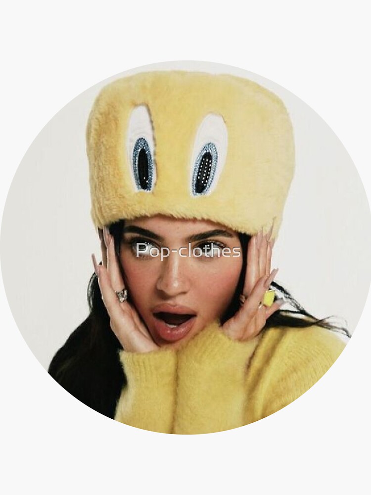 Aperçu 3 sur 3. Sticker avec l'œuvre kylie jaune créée et vendue par Pop-clothes.