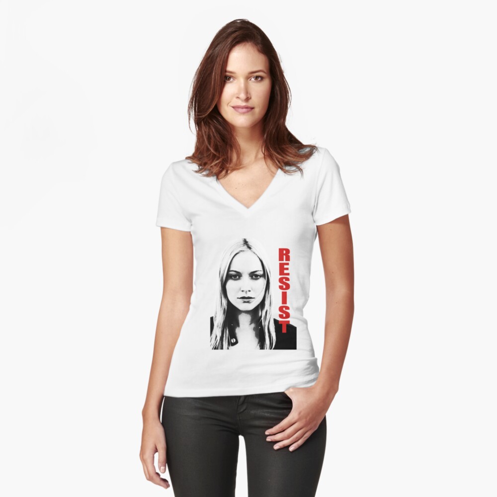 Vista previa del artículo con la obra «Camiseta entallada de cuello en V», diseñado y vendido por butfirstcoffee.