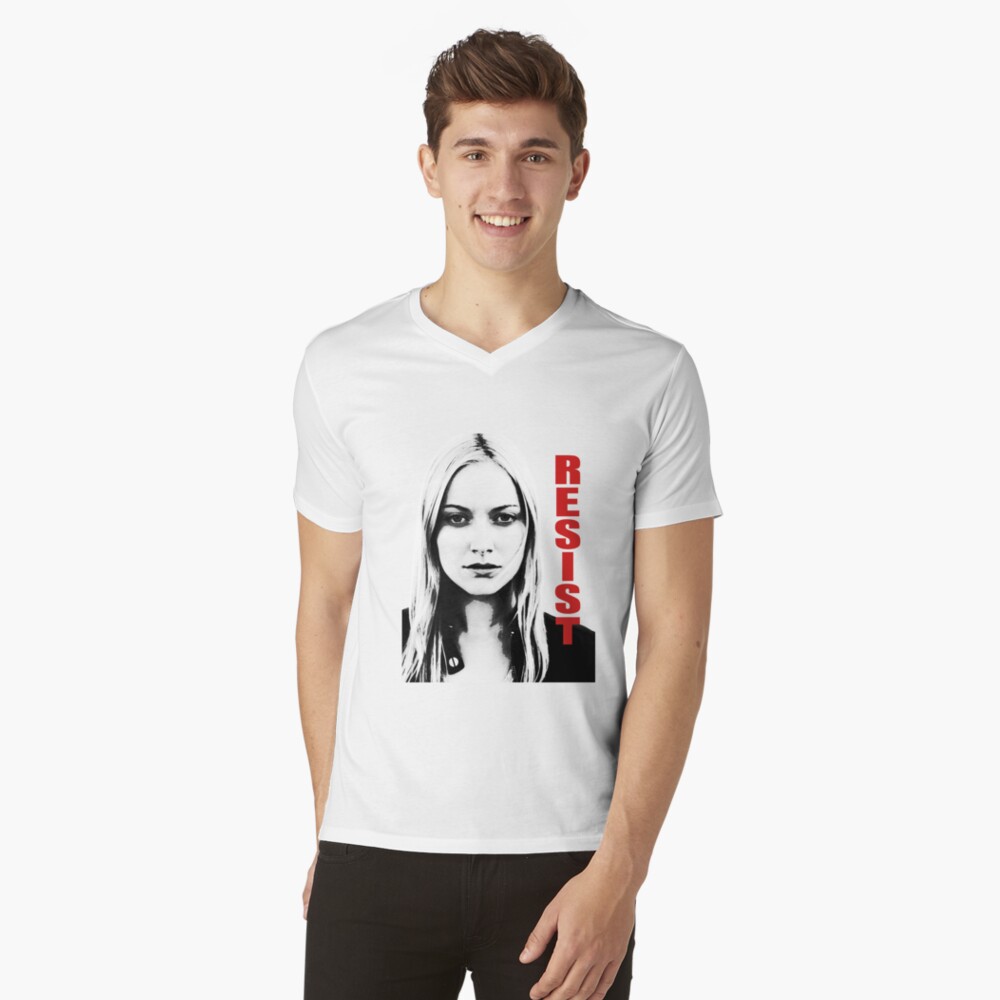 Vista previa del artículo con la obra «Camiseta de cuello en V», diseñado y vendido por butfirstcoffee.