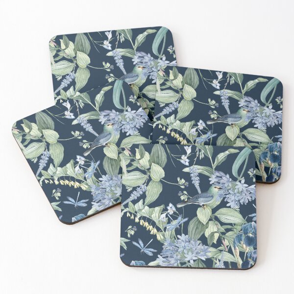 Aperçu de l'œuvre Exotic Wildlife Amazonian Garden on Navy Blue créée et vendue par meggydesigns.