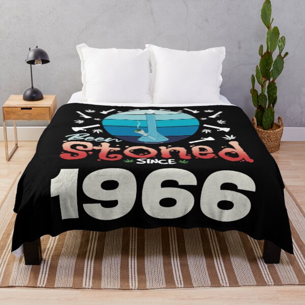 Artikelvorschau, Seit 1966 bekifft (Blauer Retro-Vintage-Sonnenuntergang mit Bong) entworfen und verkauft von YomeHayin.
