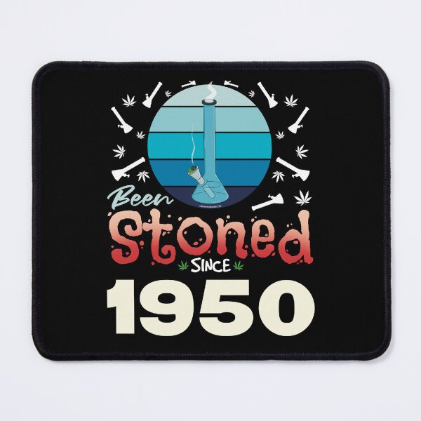 Artikelvorschau, Seit 1950 bekifft (Blauer Retro-Vintage-Sonnenuntergang mit Bong) entworfen und verkauft von YomeHayin.