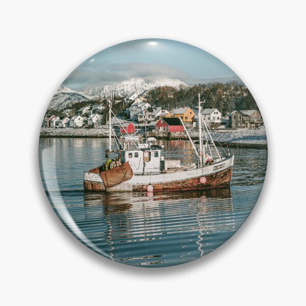 Artikelvorschau, Fischerboot in der Winterlandschaft nördlich von Norwegen Fotodruck. entworfen und verkauft von Nils Petter Stein.