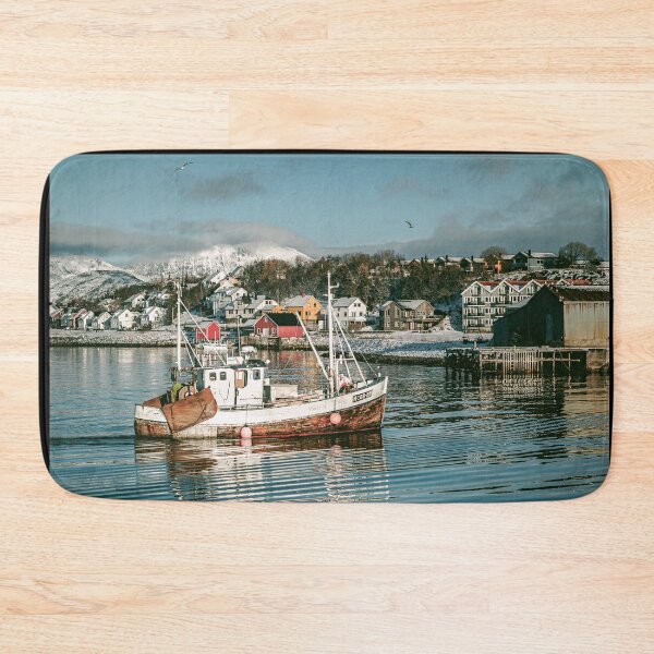Artikelvorschau, Fischerboot in der Winterlandschaft nördlich von Norwegen Fotodruck. entworfen und verkauft von Nils Petter Stein.