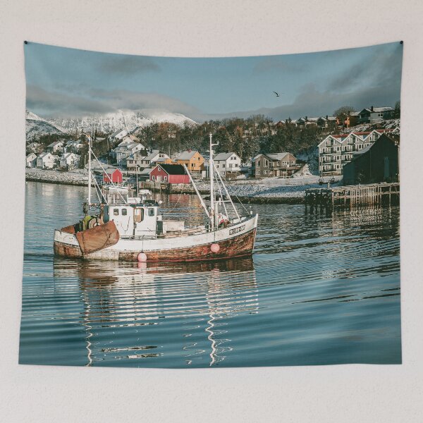 Artikelvorschau, Fischerboot in der Winterlandschaft nördlich von Norwegen Fotodruck. entworfen und verkauft von Nils Petter Stein.