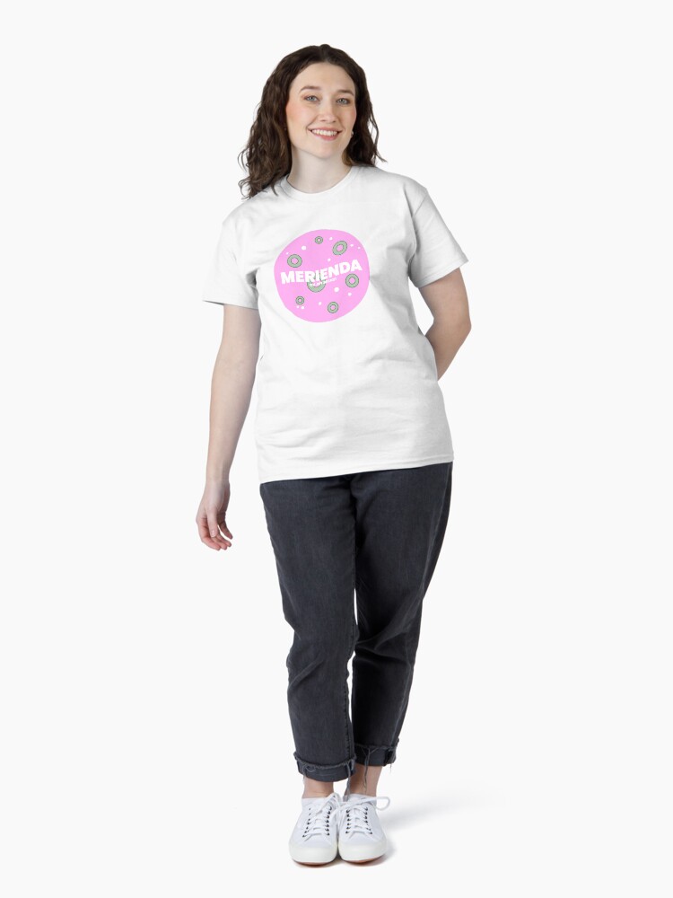 Imagen 4 de 7, Camiseta clásica con la obra Merienda mortadela con aceitunas, diseñada y vendida por motorbread.