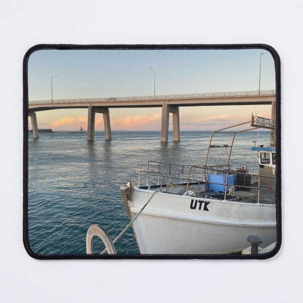 Artikelvorschau, Boot in San Remo in der Nähe der Brücke entworfen und verkauft von EdenAndOlive.
