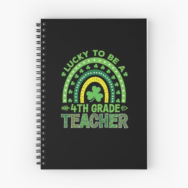 Artikelvorschau, Glücklich, ein Lehrer-Shirt der 4. Klasse, Lehrer-Shirt der vierten Klasse, Team-Kader der vierten Klasse, Patricks Tageshemd, Shamrock-Shirt, Lehrer-T-Stück zu sein entworfen und verkauft von aymob.