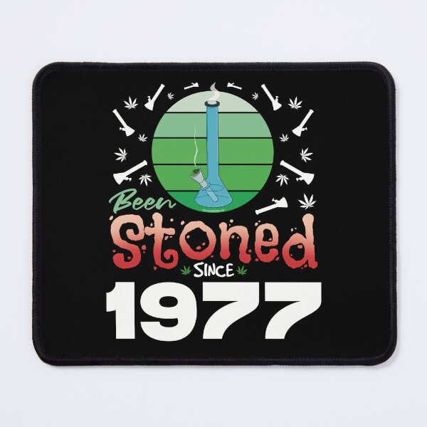 Artikelvorschau, Seit 1977 bekifft (Grüner Retro-Vintage-Sonnenuntergang mit Bong) entworfen und verkauft von YomeHayin.