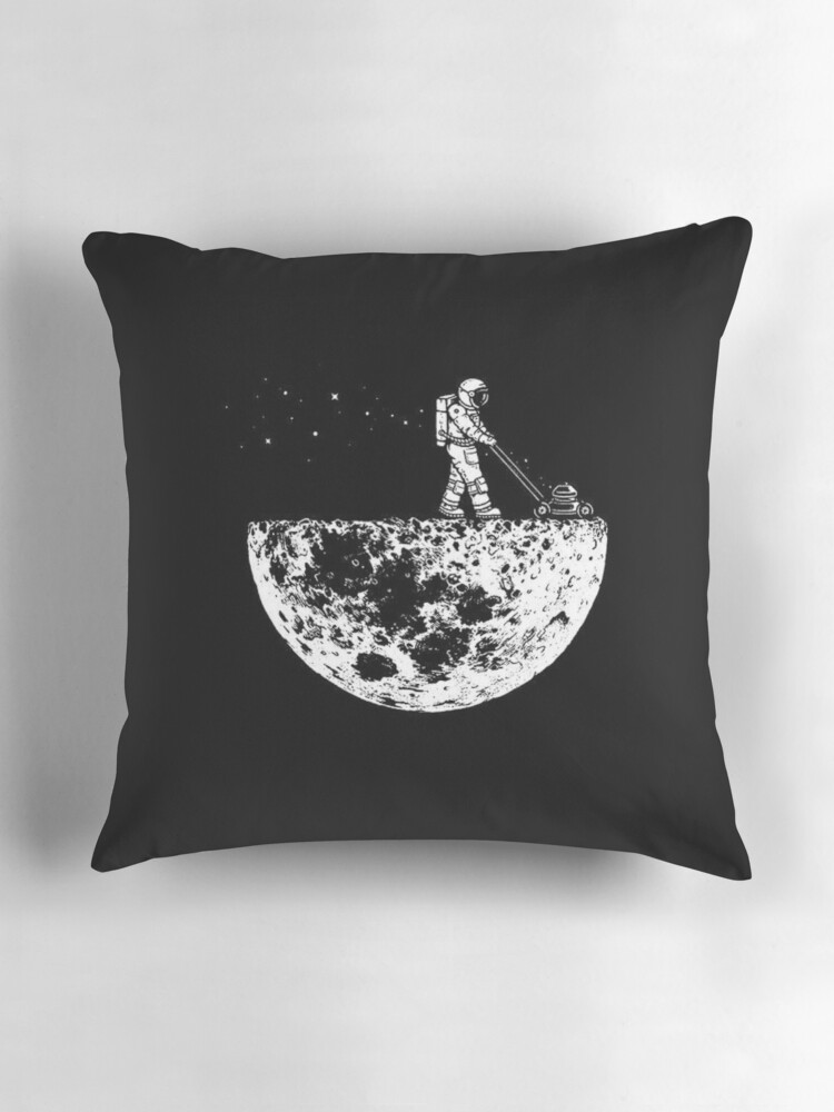 Aperçu 3 sur 4. Coussin avec l'œuvre Spaceman créée et vendue par Fatsloth.