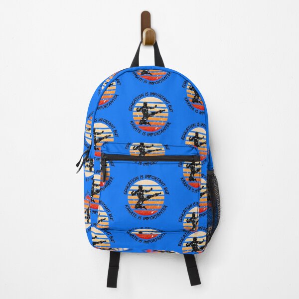Vista previa del artículo con la obra «La educación es importante, pero el karate es más importante Puesta de sol retro grunge en azul», diseñado y vendido por LuckyKermit.