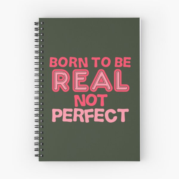Artikelvorschau, Geschenk geboren, um echt zu sein, nicht perfekt Inspirierendes Zitat entworfen und verkauft von LittleCrafties.