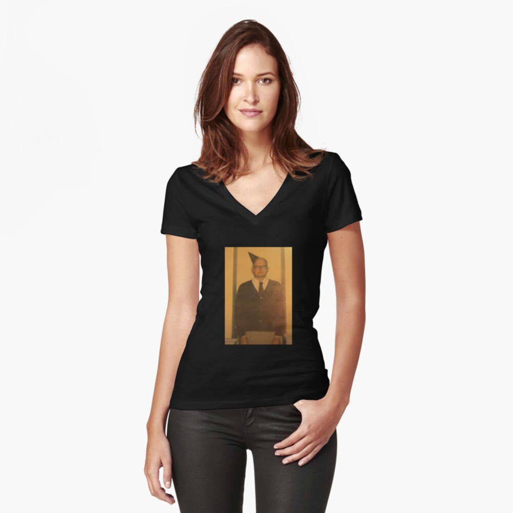 Aperçu de l'œuvre T-shirt moulant col V créée et vendue par NickiPost.