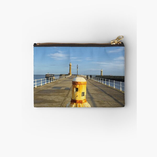 Aperçu de l'œuvre Whitby Pier créée et vendue par StephenJSmith.