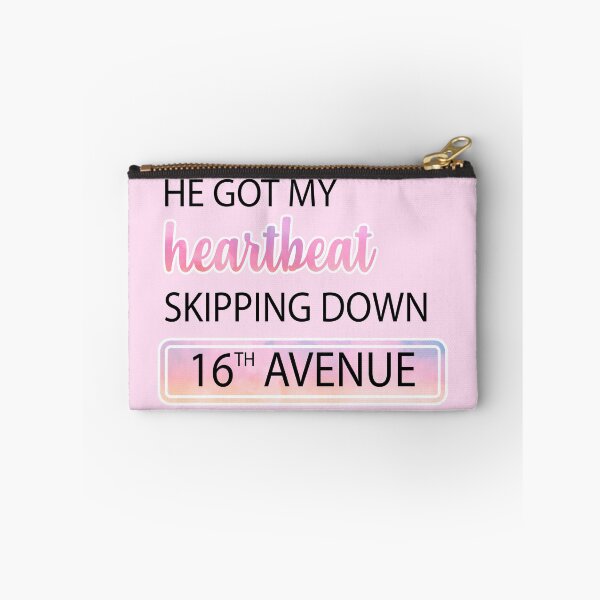 Artikelvorschau, Er hat meinen Herzschlag, als er die 16th Avenue Taylor Swift hinunterhüpfte entworfen und verkauft von Mint-Rose.