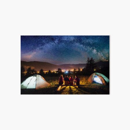 Amis randonneurs regardant le feu ensemble à côté du camp, nuit, exploration, paysage, camping Impression rigide