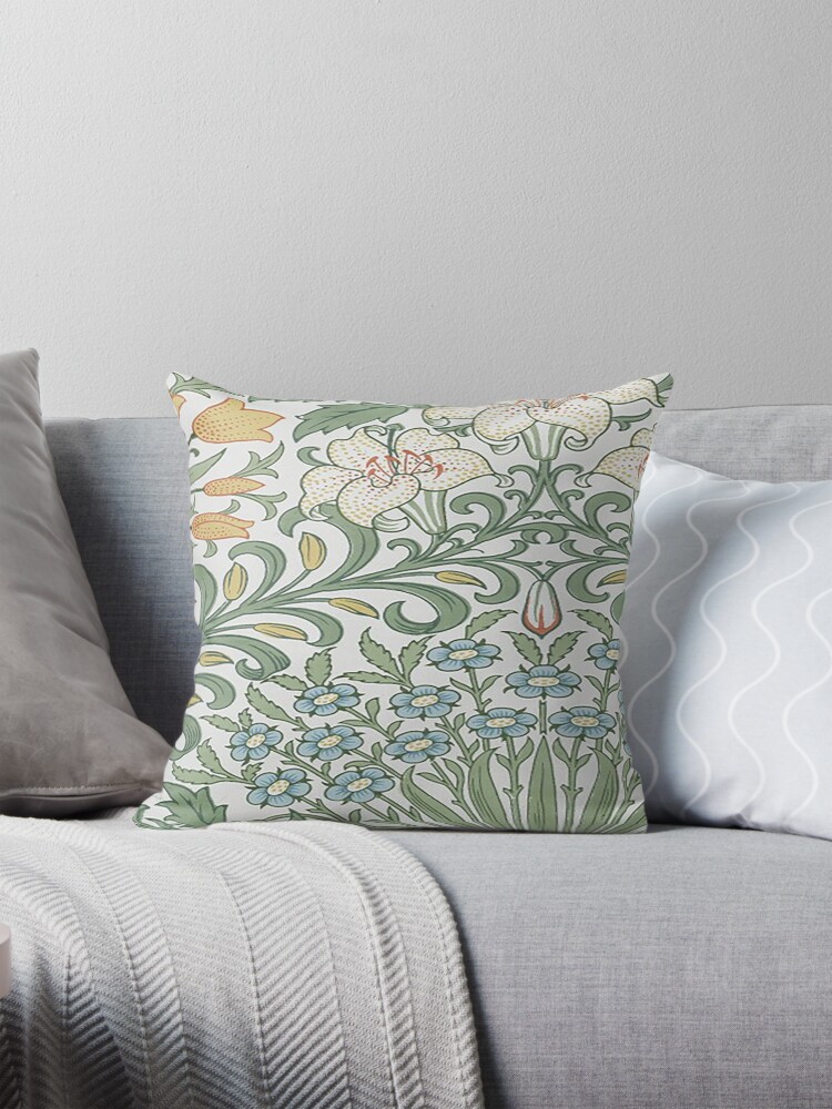 Aperçu 1 sur 4. Coussin avec l'œuvre William Morris Garden Pattern-Vintage Feuilles florales botaniques vertes et bleues -Papier peint victorien, créée et vendue par sibudas.
