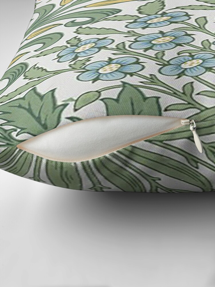 Aperçu 2 sur 4. Coussin avec l'œuvre William Morris Garden Pattern-Vintage Feuilles florales botaniques vertes et bleues -Papier peint victorien, créée et vendue par sibudas.