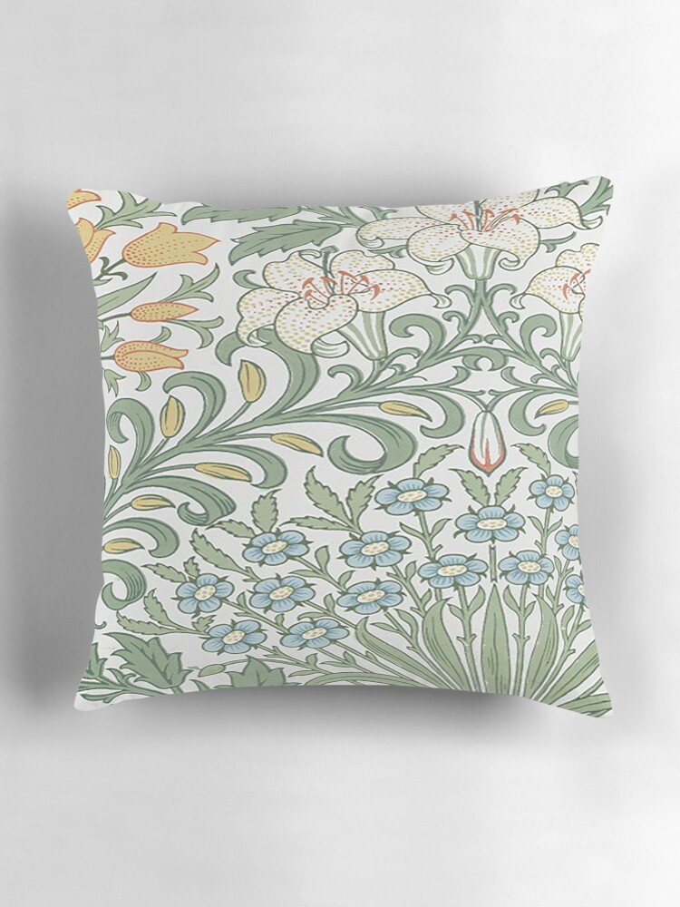 Aperçu 3 sur 4. Coussin avec l'œuvre William Morris Garden Pattern-Vintage Feuilles florales botaniques vertes et bleues -Papier peint victorien, créée et vendue par sibudas.