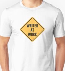 Camiseta unisex Escritor en el trabajo Signo de precaución de trabajo