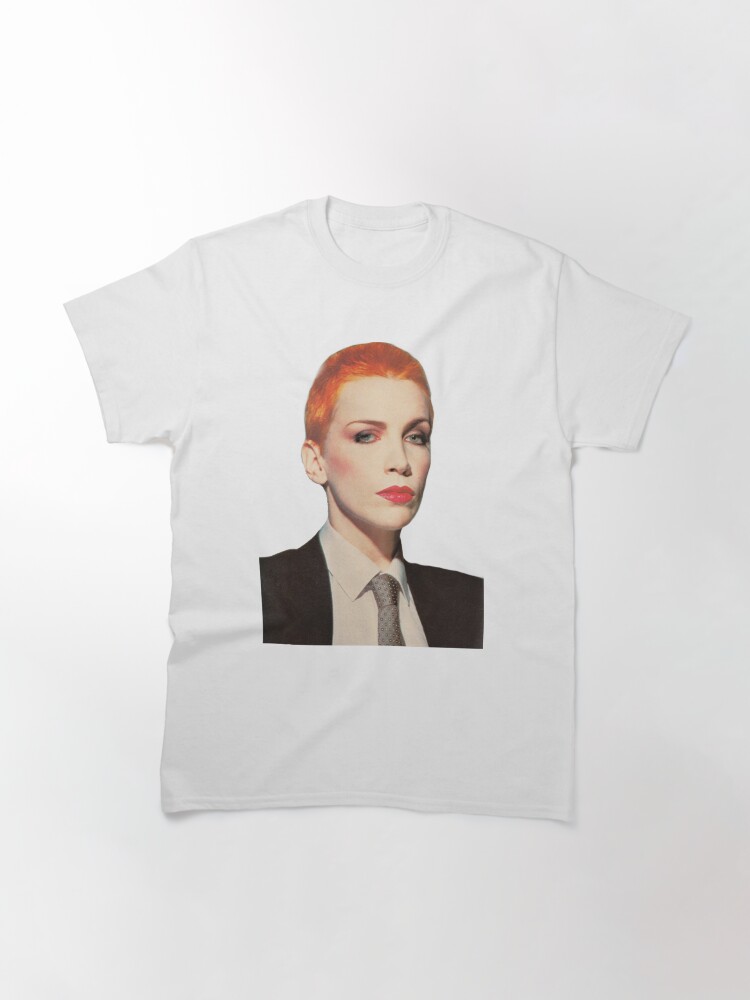 Aperçu 3 sur 7. T-shirt classique avec l'œuvre Annie Lennox Eurythmics Doux rêves créée et vendue par Amberlenoxe.
