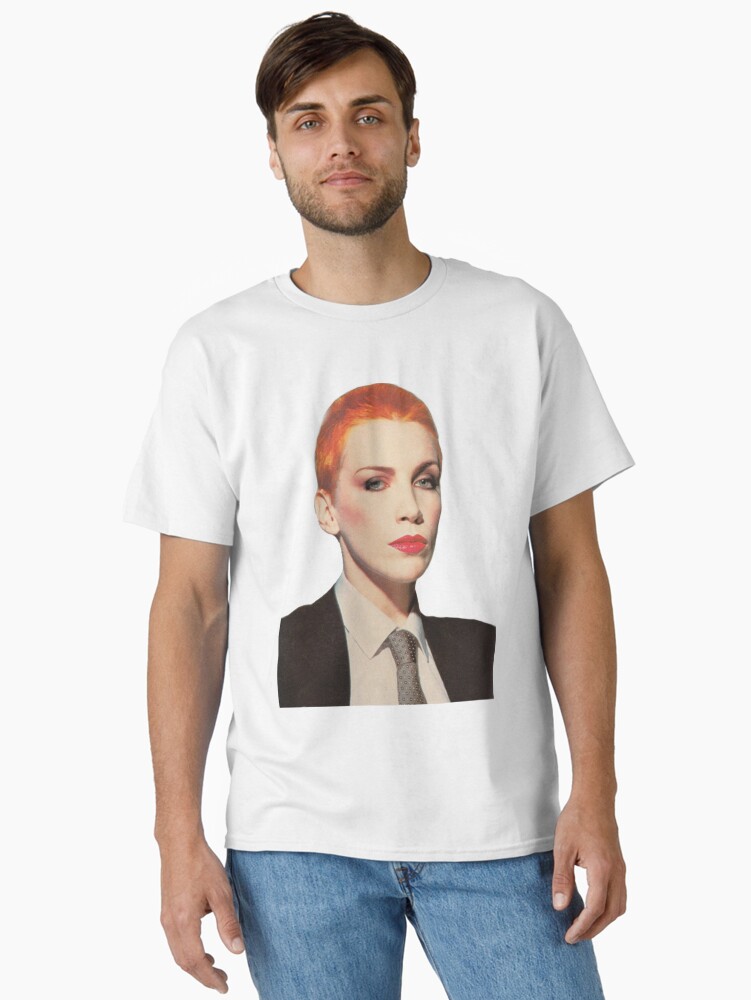 Aperçu 1 sur 7. T-shirt classique avec l'œuvre Annie Lennox Eurythmics Doux rêves créée et vendue par Amberlenoxe.