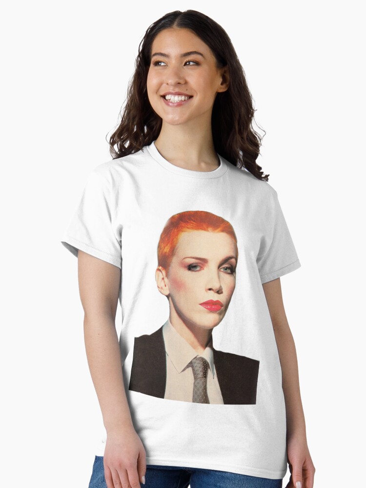 Aperçu 2 sur 7. T-shirt classique avec l'œuvre Annie Lennox Eurythmics Doux rêves créée et vendue par Amberlenoxe.