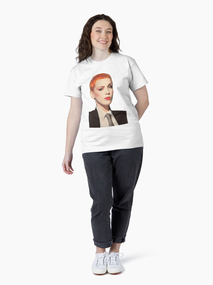 Aperçu 4 sur 7. T-shirt classique avec l'œuvre Annie Lennox Eurythmics Doux rêves créée et vendue par Amberlenoxe.